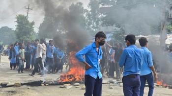 रौतहटमा प्रहरी र नगरपालिकाको गाडीमा आगजनी, पूर्व–पश्चिम राजमार्ग प्रभावित