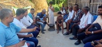 पीडित परिवारको घरमा प्रदेश सरकारको टोली, नागरिक विमा सुविधाको पहल सुरु
