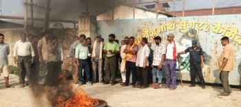 चिनी मिलको गेट अगाडि  किसानहरुको विरोध प्रदर्शन
