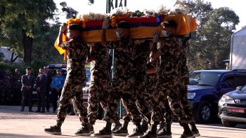 राष्ट्रिय सम्मानसहित महाकाली नदि किनारमा विपिनको अन्त्येष्टि गरिंदै