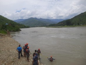 तामाकोशीमा बगेर वृद्ध बेपत्ता, खोजी जारी