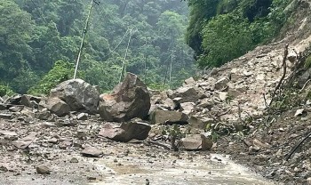 मकवानपुरको भिमफेदी ९ लामिडाँडामा पहिरोका कारण सडक अवरुद्ध 
