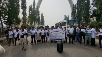 धनुषाभर स्वास्थ्यकर्मीहरुको प्रदर्शन जारी, सडक अवरुद्ध