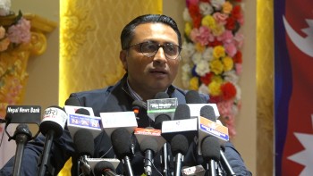 राजश्व चुहावट नियन्त्रण गर्न उच्चस्तरीय छलफल गर्दै अर्थमन्त्री वाग्ले