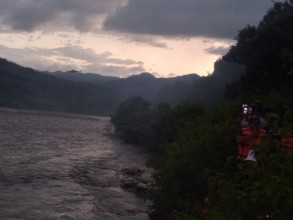 भेरी नदीको टापुमा फसेका चार जनाको हेलिकोप्टरबाट उद्धार