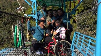 नेपालमै पहिलोपटक अपाङ्गता भएकी महिलाको ऐतिहासिक ह्विलचियर बन्जी जम्प