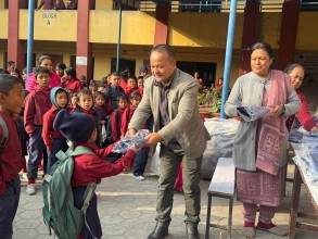 हरिसिद्धि मा.वि.का विद्यार्थीलाई न्यानो लुगा 