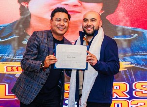 न्यूयोर्कका एसेम्ली मेम्बर रागाद्वारा गायक विजय लामा सम्मानित