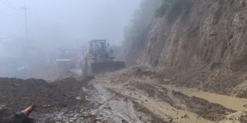 बुटवल–नारायणगढको दाउन्नेमा वर्षाले सडक चिप्लो भएपछि अवरुद्ध