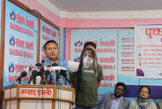 डा.मित्र परियारद्वारा नगरा बाजासहित पुच्छर प्रदर्शन गर्दै जातीय विभेदमाथि व्यङ्ग्य