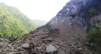 अविरल वर्षाले देशभरका राजमार्ग प्रभावित, दर्जनौँ सडकखण्ड अवरुद्ध