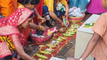 राजदेवी मन्दिरमा खोइँछ भराई र प्रसादी चढाइँदै