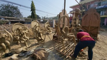 सरस्वती पूजा नजिकिँदा मूर्तिकारलाई भ्याईनभ्याई, मौसमले थप्यो चुनौति