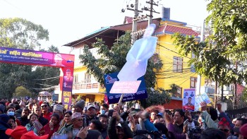 ‎इलेक्ट्रोनिक भोटिङका कारण मतदानमा ढिलासुस्ती, प्रतिनिधि लाइनमै कुर्न बाध्य