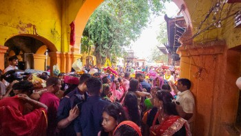 राजदेवी मन्दिरमा भक्तजनको भीड, साँझ ८ बजेदेखि बलि प्रदान गरिने