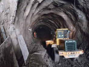 चिलिमे टनेलभित्र उद्धार टोलीको प्रवेश 