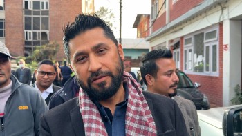 अदालत पुगेका रवि लामिछाने भन्छन्,  'ओलीले लगाएको गुन तिर्न अएको हुँ'