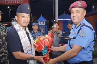 मध्यरातमा चितवन पुगे गृहमन्त्री गुरुङ, प्रहरीद्वारा स्वागत