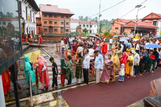 साउने संक्रान्तिका अवसरमा पशुपतिनाथमा दर्शनार्थीको घुइँचो