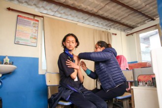 एचपीभी खोप अभियानको दोस्रो दिन दरबार हाई स्कुलका बालिकाहरूलाई लगाइयो खोप