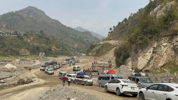 बीपी राजमार्ग निरन्तर जोखिममा, रोशी खोलामा पानी बढेपछि सवारी ‘होल्ड’
