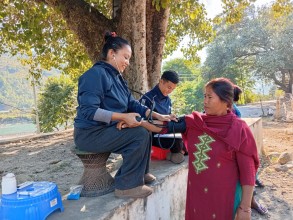 घर घरमा गएर बिरामी जाँच्दै आयुर्वेद तथा वैकल्पिक चिकित्सालयका स्वास्थ्यकर्मी