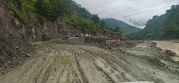 खराब सडक र उर्लँदो खोलाका कारण बिपी राजमार्गको यात्रा जोखिमपूर्ण