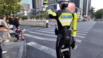 चीनले सञ्चालनमा ल्यायो एआईमा आधारित ट्राफिक प्रहरी रोबोट