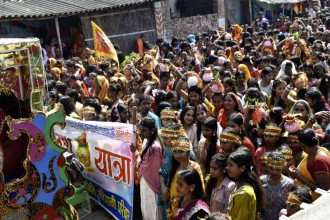 मटिहानीमा बडादशैँको अवसरमा शान्ति कलश यात्रा, हजारौँ श्रद्धालु सहभागी