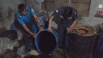 प्रहरीद्वारा हेटौँडामा ६ हजार लिटर अवैध मदिरा नष्ट