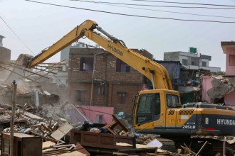 गैरीगाउँको सुकुम्बासी बस्तीको पक्की घरमा डोजर चलाइयो