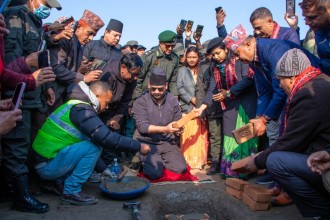 महानगर प्रमुख शाह र उपप्रमुख डंगोलबाट वडा नं. ३२ को प्रशासनिक भवन शिलान्यास