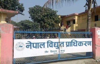 विद्युत महसुल नतिर्नेको धमाधम लाइन काट्दै गौर वितरण केन्द्र