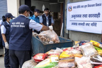 काठमाडौंका चार खाद्य उद्योगमाथि कारबाही, ४ लाखभन्दा बढीका अखाद्य सामग्री नष्ट