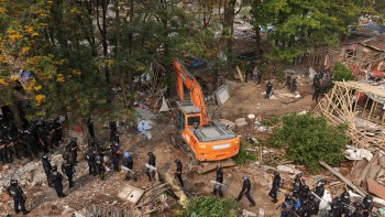 थापाथलीस्थित सुकुम्बासी बस्तीमा चल्यो डोजर