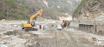 वर्षासँगै रोशी खोलामा बाढी, बीपी राजमार्ग पुनः बन्द