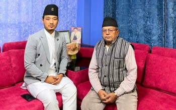 एमाले कार्यकर्ताबाट दुब्र्यबहरमा परेका वृद्धालाई भेट्न गृहमन्त्री सुधन गुरुङ उनकै निवास पुगे 