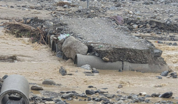 रोशी खोलाको बाढीले बिपी राजमार्ग पूर्ण अवरुद्ध