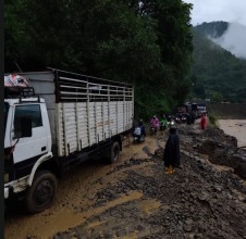 बिपी राजमार्गमा लेदो पन्छाएपछि यातायात पुनः सञ्चालन