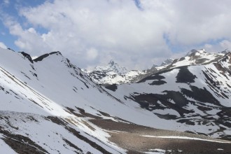 हुम्लाको न्यालु लेकमा हिउँ पन्छाउने काम रोकियो, लिमीवासीको आवागमनमा सकस