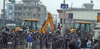 खाली गराइँदै मनोहरास्थित सुकुम्बासी बस्ती 