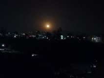 फागु पूर्णिमाको भोलिपल्ट (चैत कृष्ण प्रतिपदा)का दिन धापाखेलबाट देखिएको चन्द्रमाको दृश्य । प्राप्ति खनाल/शब्दपाटी