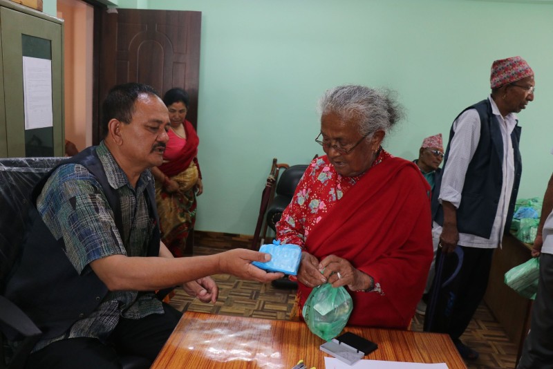 ज्येष्ठ नागरिकलाई ललितपुर महानगर–२७ ले वितरण गर्‍यो निःशुल्क औषधि 