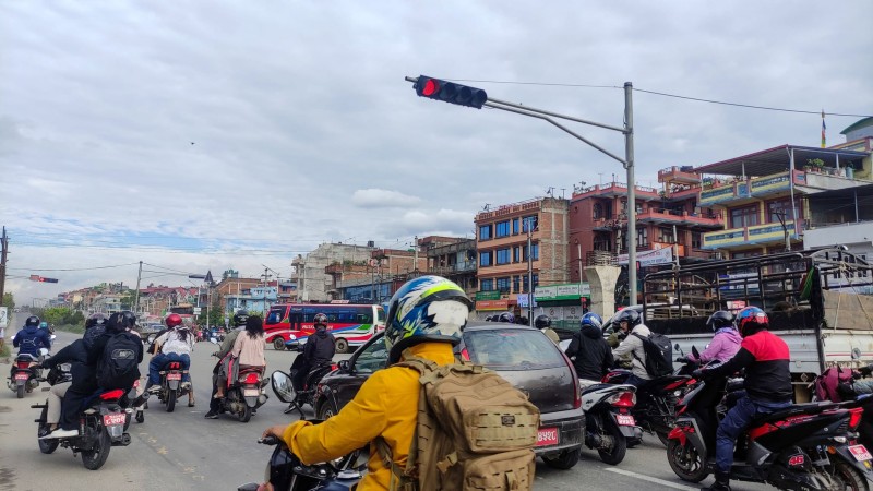 भक्तपुरको राधे राधे र थिमी चारदोबाटोमा ट्राफिक लाइट सञ्चालन (तस्बिरहरु)