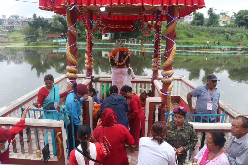 नागपञ्चमीको अवसरमा धापाखेलस्थित नागदहमा दर्शनार्थीको घुइँचो (भिडियो)