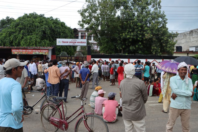 चितुवा नियन्त्रणमा लिन माग गर्दै प्रशासन घेराउ 
