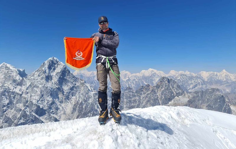 सशस्त्र प्रहरी निरीक्षक सुरज पौडेलबाट सगरमाथाको सफल आरोहण