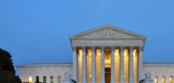 अमेरिकी सर्वोच्च अदालतले आप्रवासी निष्कासन गर्न लगायो रोक, ट्रम्प आक्रोशित