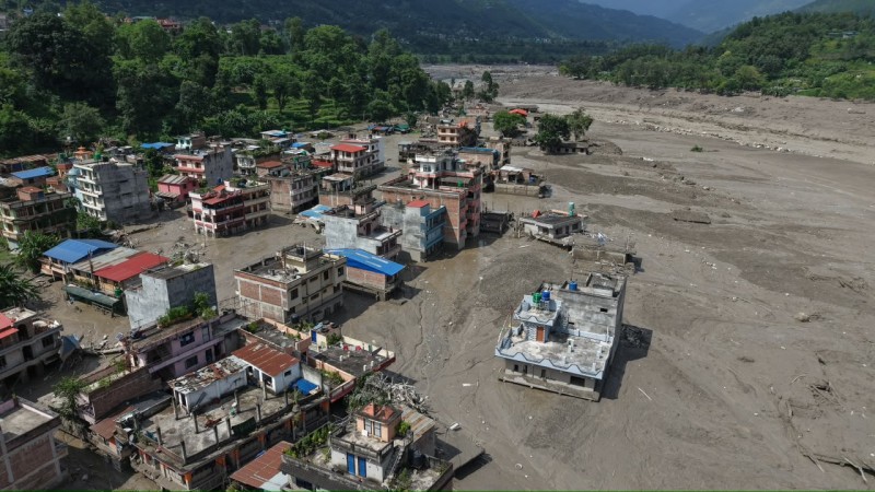 भोटेकोशी बाढीबाट प्रत्यक्ष प्रभावित ४,१०८ घरधुरीलाई ४५ हजारका दरले वितरण