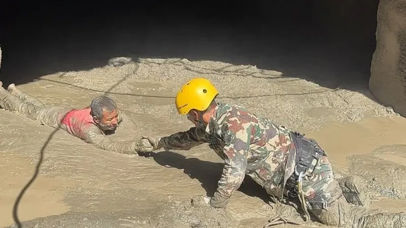 जलविद्युत् क्षेत्रका १,००० मानिसहरू अझैसम्म सम्पर्कविहीन